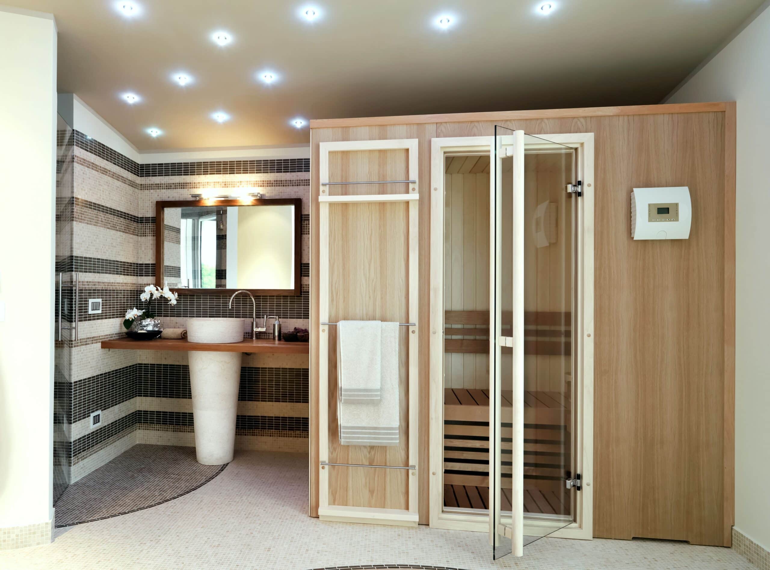 Modernes Badezimmer mit einer eingebauten Sauna.