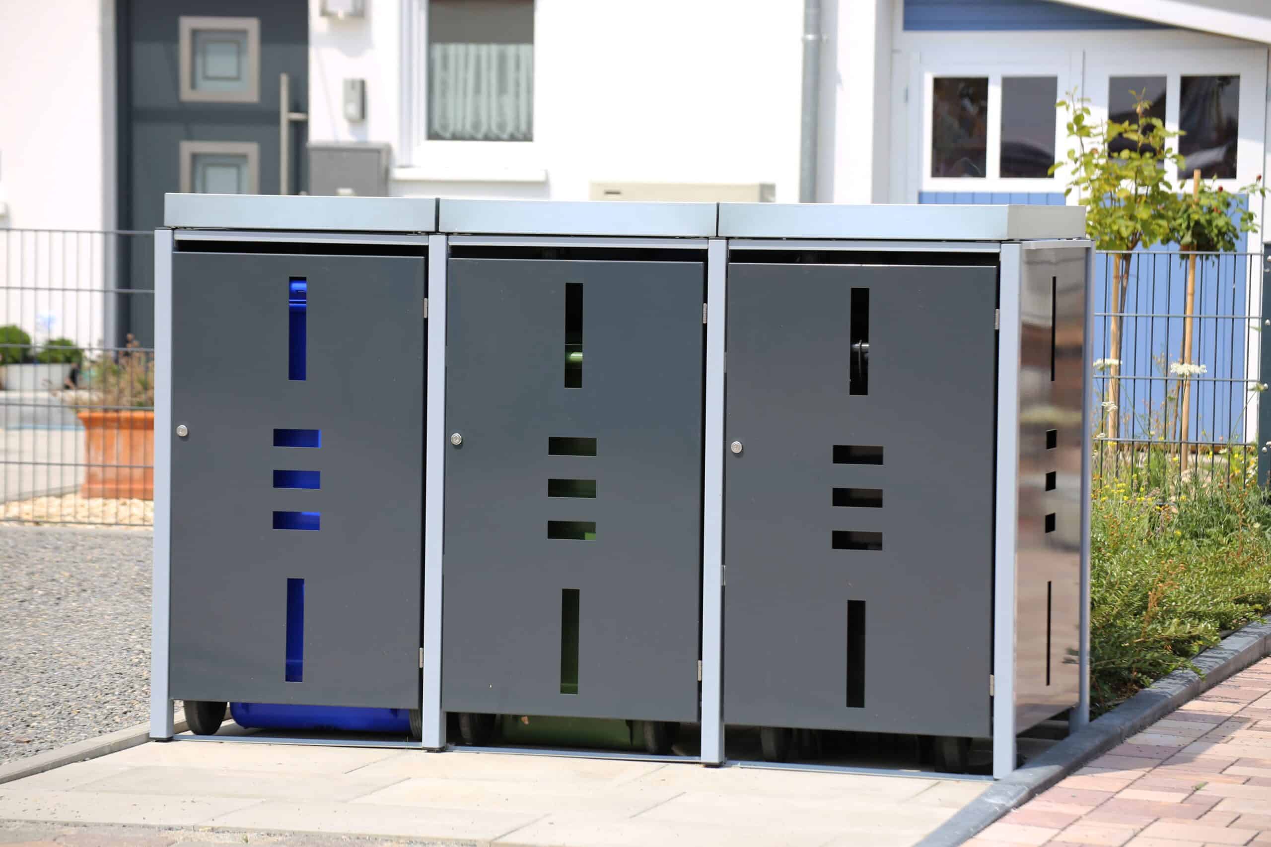 Designorientierte Mülltonnenverkleidung mit geometrischen Ausschnitten im modernen Hauseingang