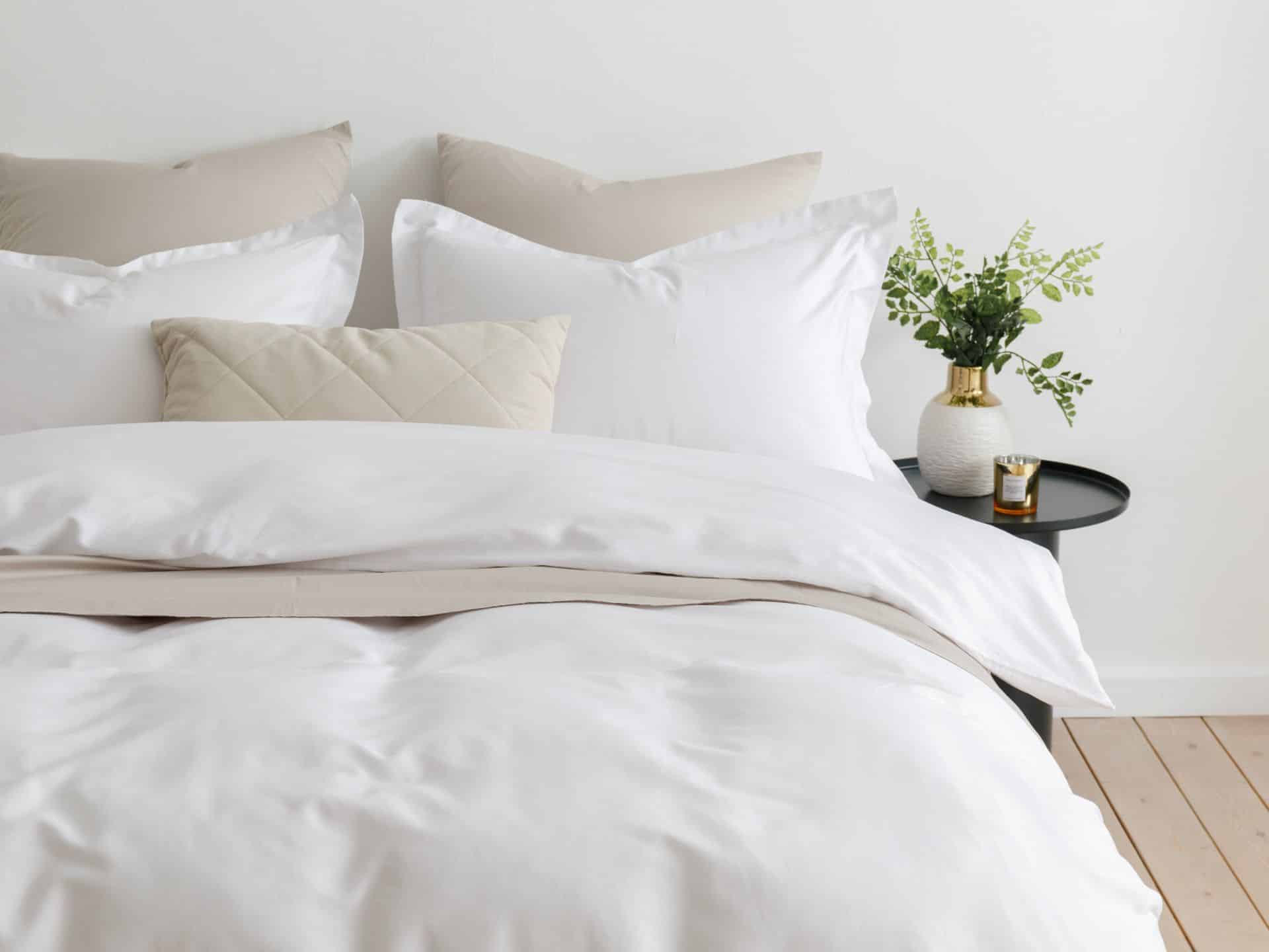 modernes bett mit jersey bettwaesche in weiss und beige – dezente einrichtungsidee mit ruhiger atmosphaere