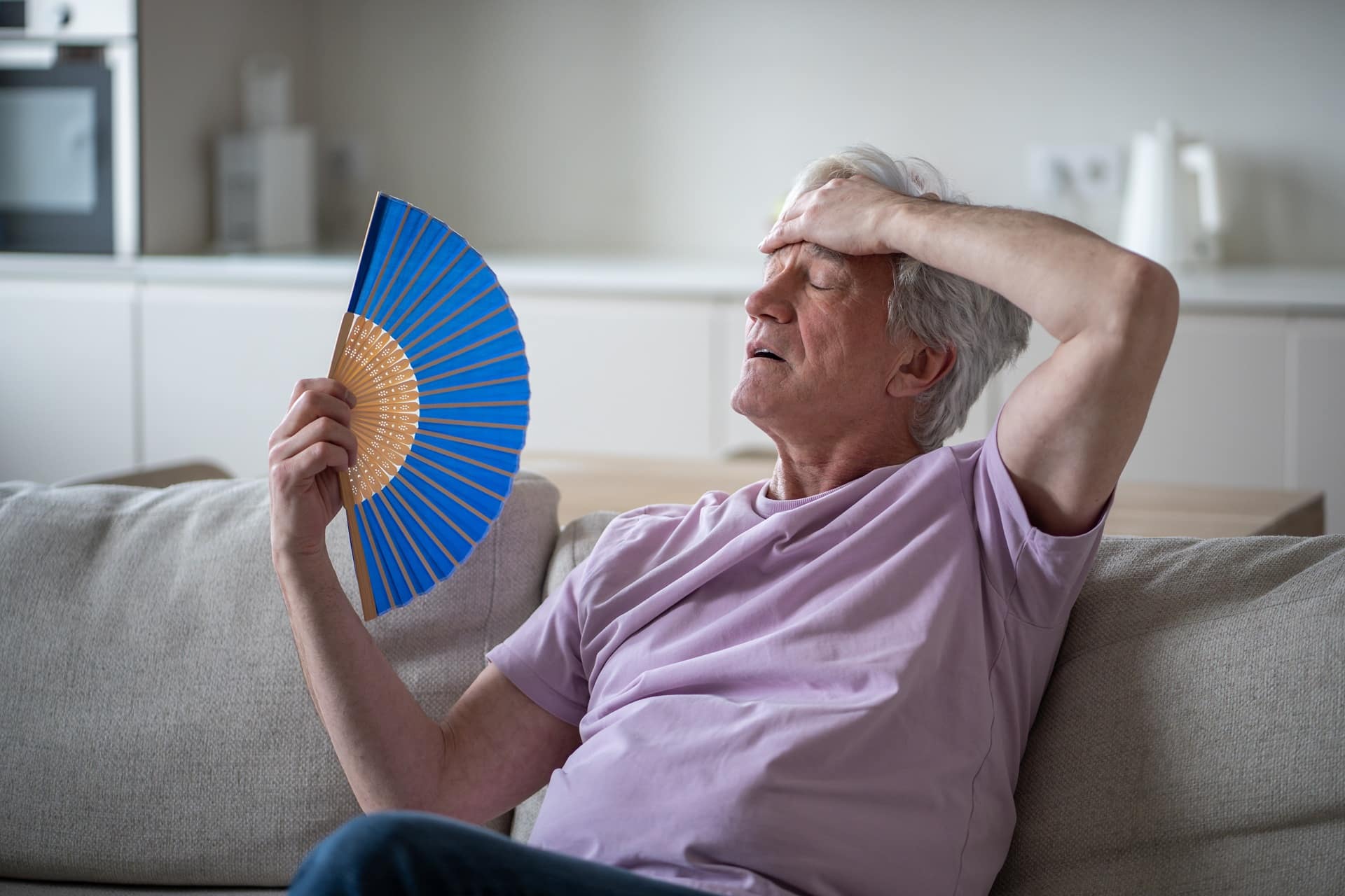 Älterer Mann mit Handfächer | Wandventilatoren